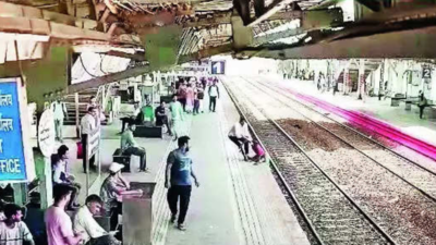 Alert railway constable pulls elderly ragpicker to safety
