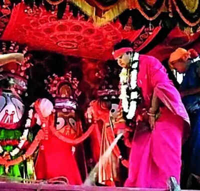 Women royal scions clean roads