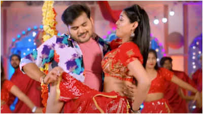 Arvind Akela Kallu and Divya Ralhan's new dance number 'Aego Chumma' is out!