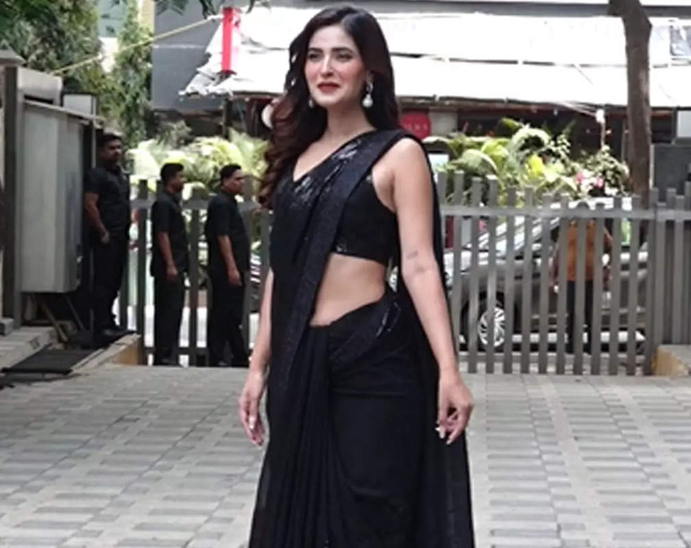 
Watch: Karishma Sharma gets all glammed up in a black saree to promote her song
