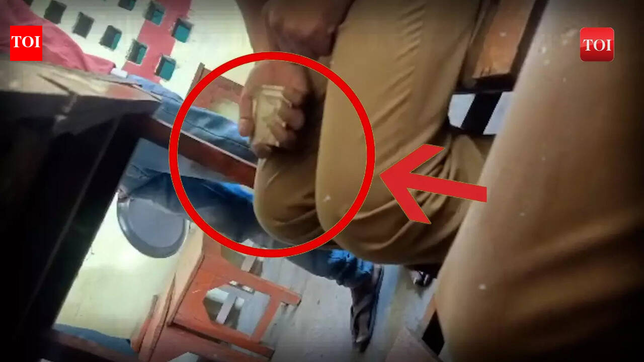 Cops caught redhanded while taking a bribe in Gonda