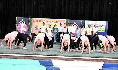 Top govt officers, residents take mats out in Bokaro