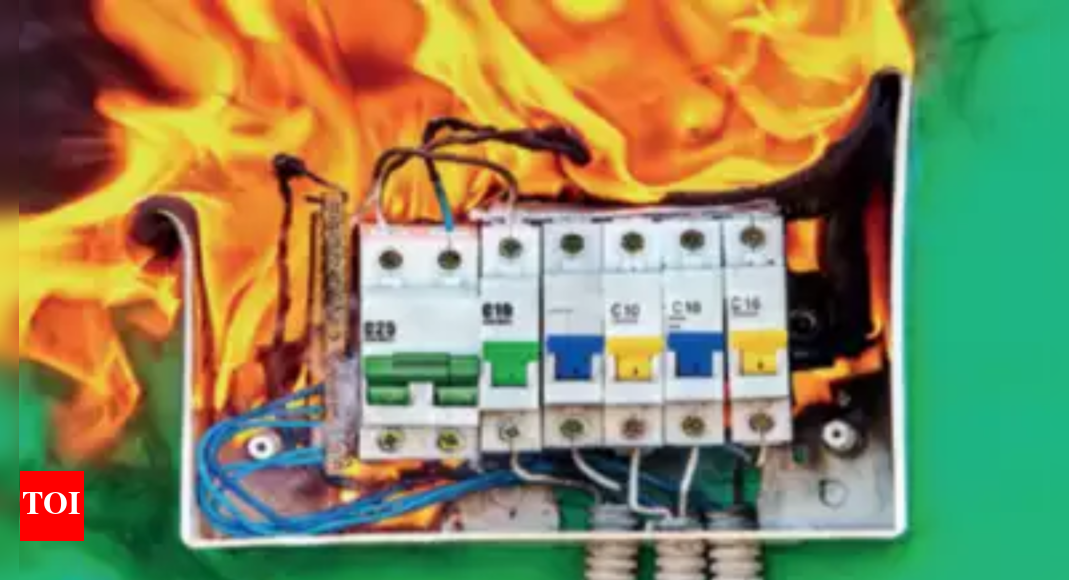 Short Circuit Sparks Blaze In Factory | Noida News - Vimarsana News