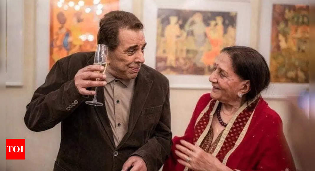 Dharmendra And First Wife Prakash Kaur Share A Priceless Moment In This ...