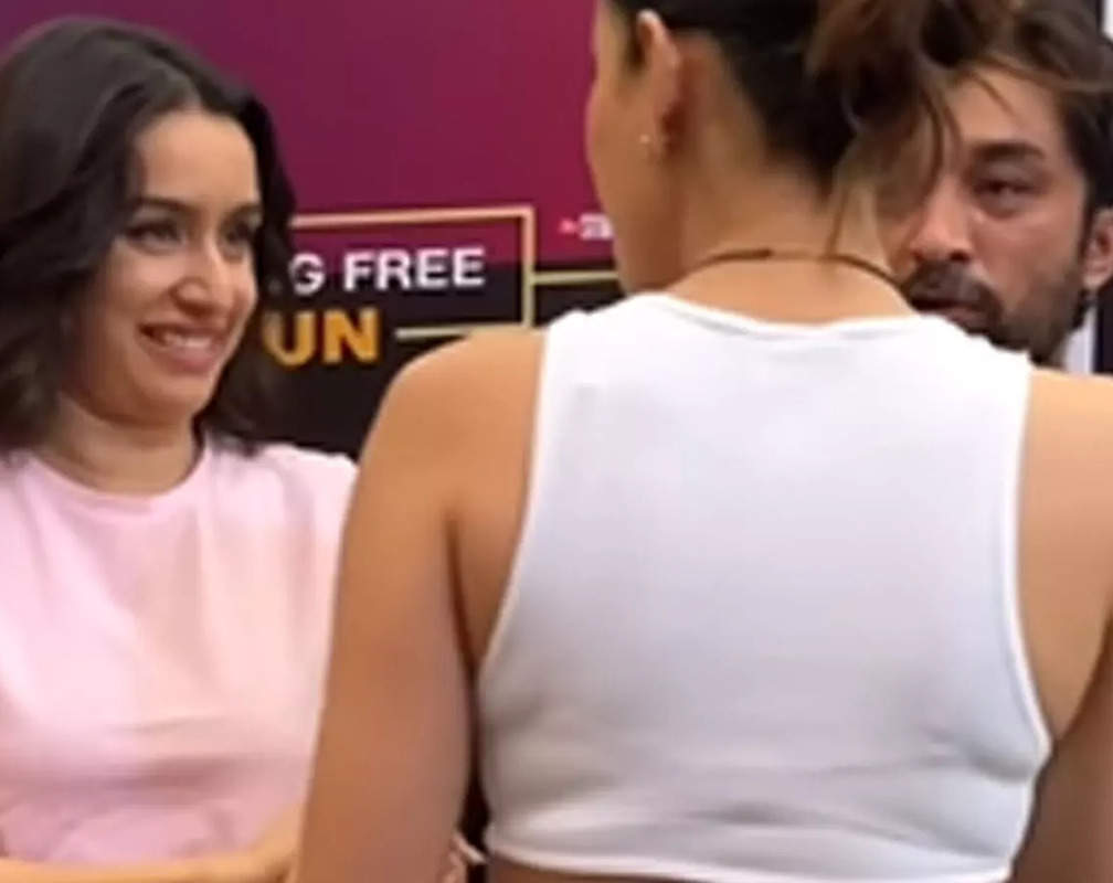 
Watch: Shraddha Kapoor hugs newlywed Sonnalli Seygall at 'Aseq' premiere
