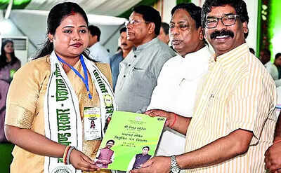 CM announces free overseas trips to performing panchayat secys