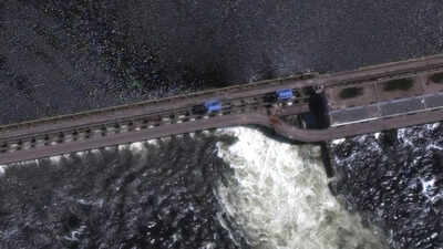 Kherson residents return to flood-ruined homes after dam destroyed