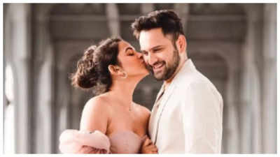 Siddharth Chandekar shares loved-up photo with his 'darling' wife Mitali Mayekar; Take a look