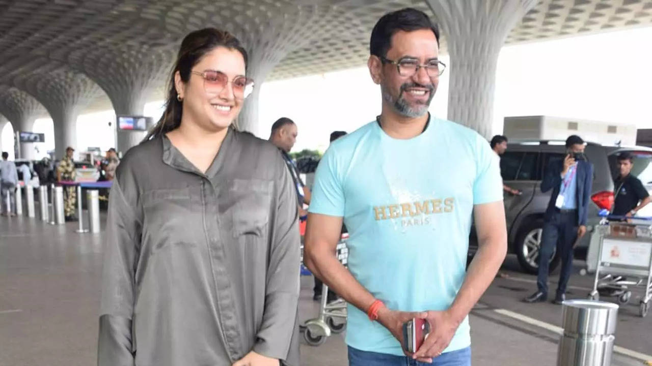 Bhojpuri powerhouse Dinesh Lal Yadav aka Nirahua and Amrapali Dubey get  spotted at airport- WATCH IT