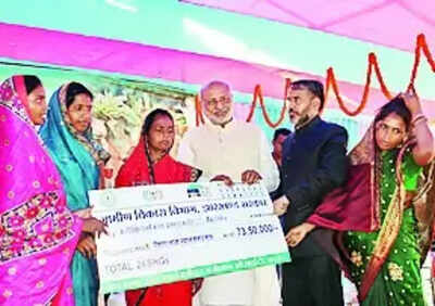 Guv takes notes of people’s grievances