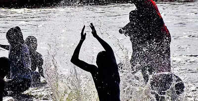 Severe heatwave, sultry weather troubling locals