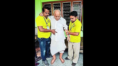 Volunteers lend a helping hand to the elderly for Jagannath darshan during fest