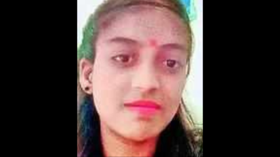 Lovebirds consume poison; girl dies