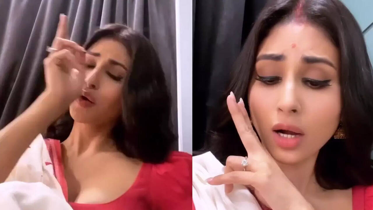 Mouni Roy flaunts her 'love for classics' as she drops a video lip-syncing  the song, 'Are Ja Re Hat Natkhat' | Hindi Movie News - Bollywood - Times of  India
