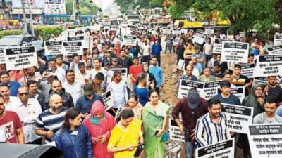Mundhwa residents protest in rain, demand safer roads