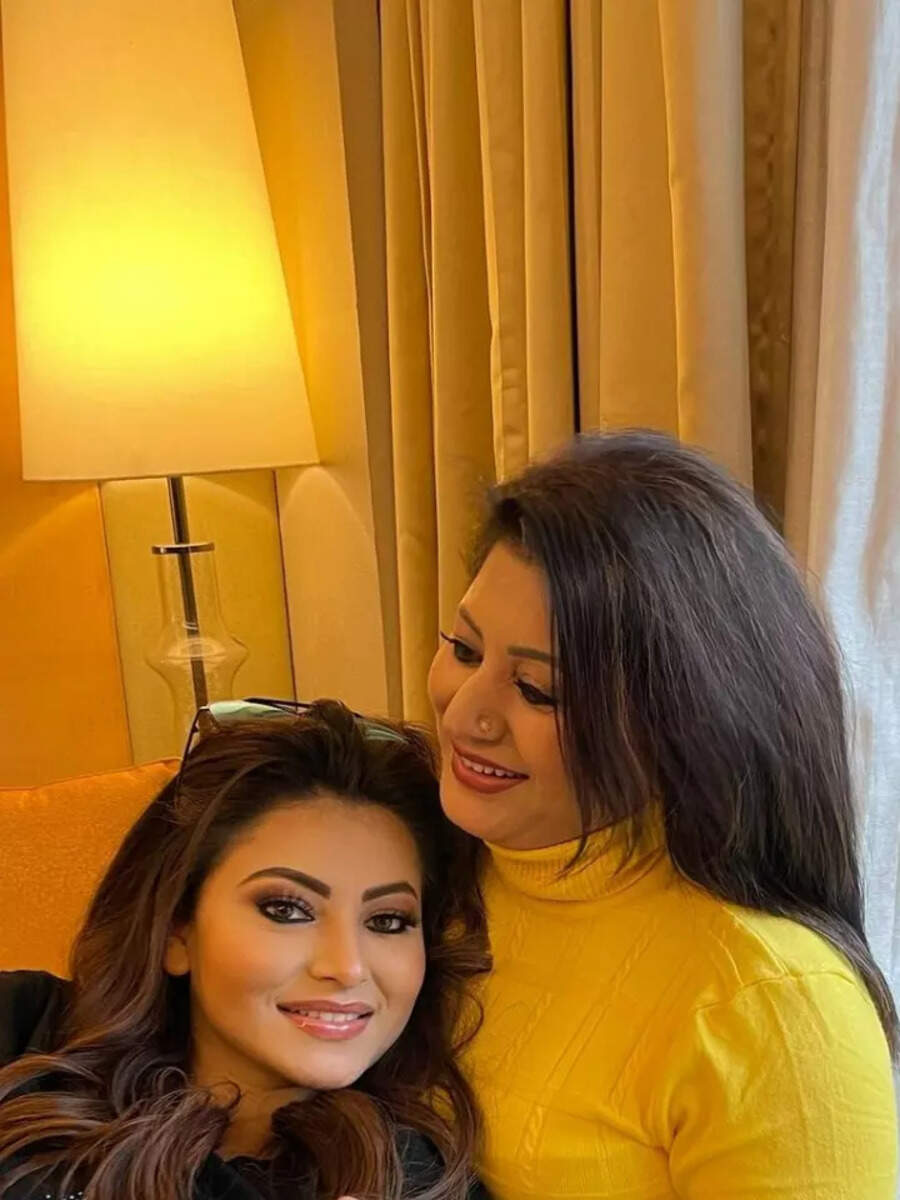 Meet Urvashi Rautela's stunning mom Meera Rautela who looks like her ...