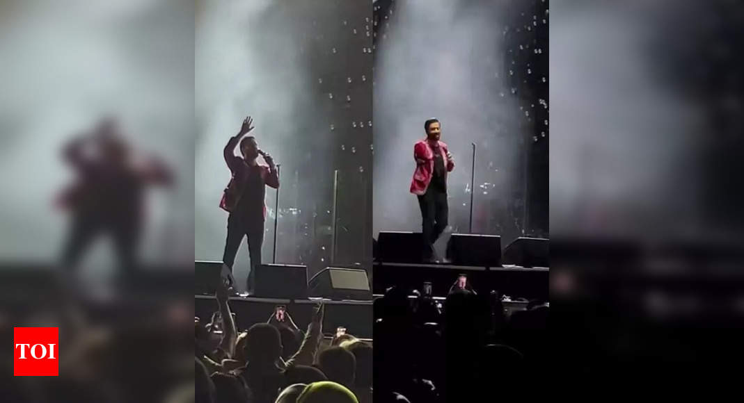 Atif Aslam forgets lyrics Of Raj Kapoor's Jeena Issi Ka Naam Hai