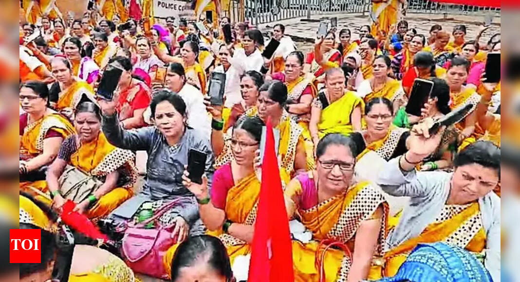 Anganwadi Workers Protest For Pay Hike | Hubballi News - Times of India