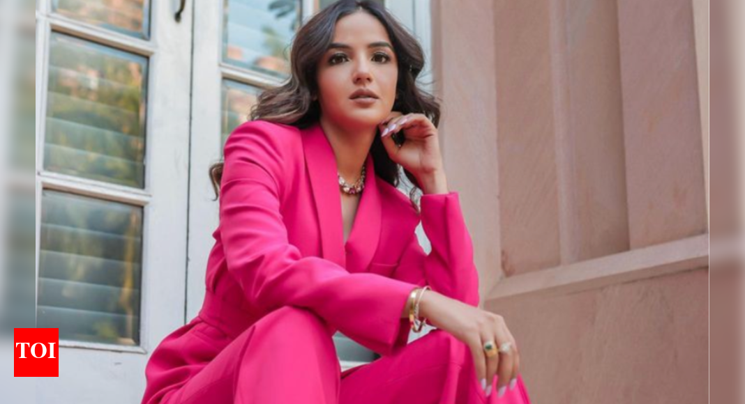 Bigg Boss 14's Jasmin Bhasin celebrates her 33rd birthday today on a flight while returning to India; Aly Goni, Shardul Pandit and others wish her - Vimarsana News