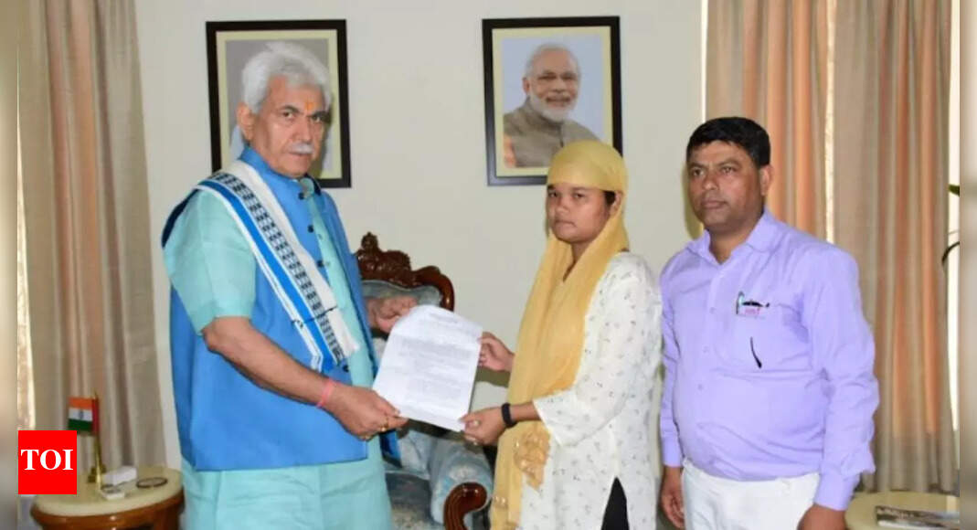 J&K LG hands over appointment letter to slain circus worker Deepu Kumar's wife; assures all help to family | Jammu News - Vimarsana News