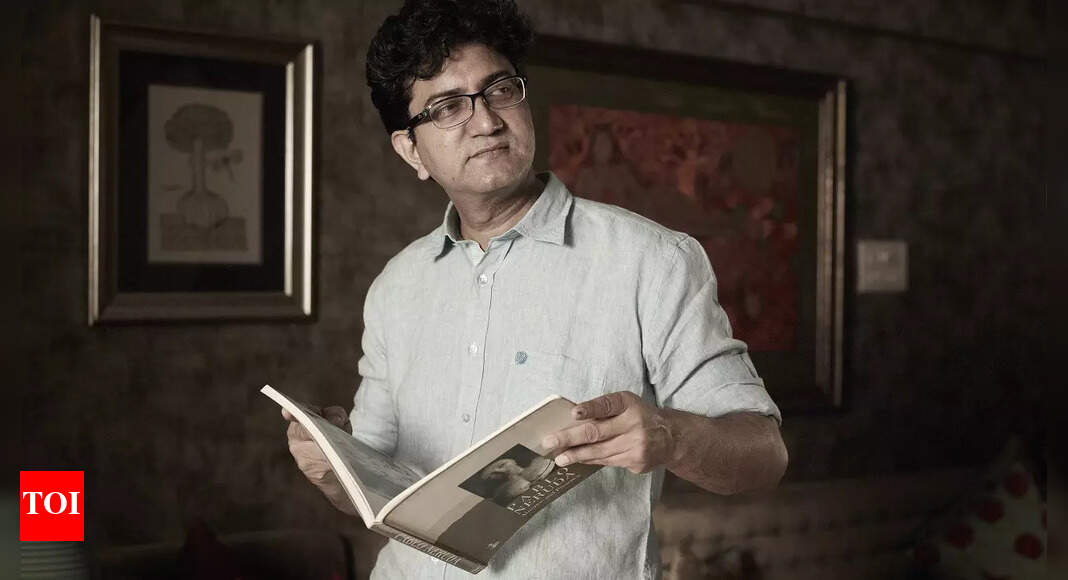 Maharaja makeover: Prasoon Joshi-led agency bags Air India's advertising mandate - Vimarsana News