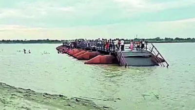 Storm sweeps away part of pontoon bridge in Bihar's Vaishali