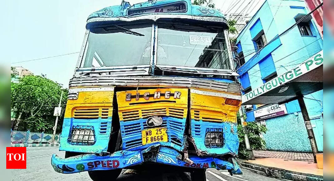 7 Cars Damaged In 2 Accidents, 4 Hurt | Kolkata News - Times of India