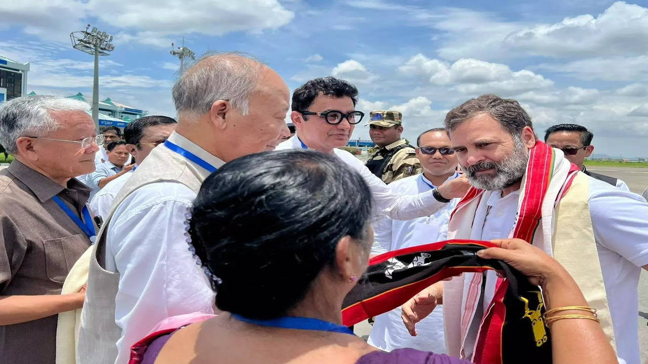 मणिपुर के लोगों से संवाद नहीं करने दे रही सरकार: राहुल गांधी Government not allowing people to communicate with Manipur: Rahul Gandhi