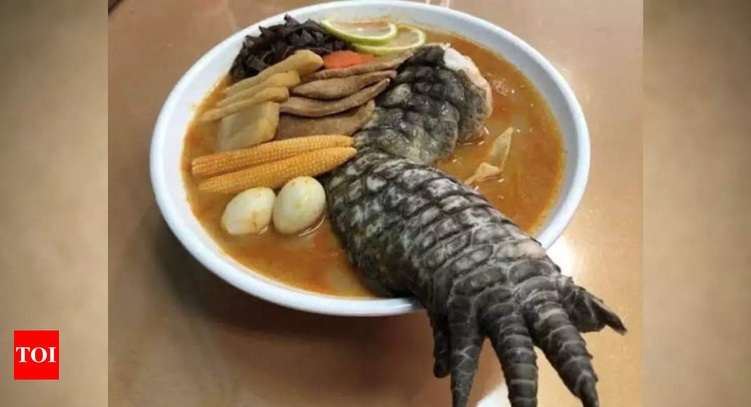 Selama Ramen Buaya Godzilla di sebuah restoran Taiwan, kaki buaya muncul dari mangkuk dan netizen terkejut
