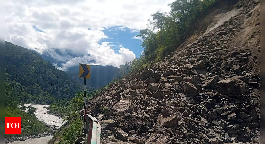 Dehradun News: Landslides on Badrinath road leave over 1,500 stuck ...