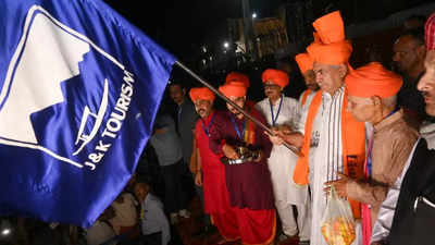 Amarnath Yatra: Jammu and Kashmir LG Manoj Sinha flags off first batch of pilgrims