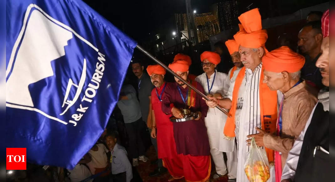 Amarnath Yatra: Jammu And Kashmir LG Manoj Sinha Flags Off First Batch ...