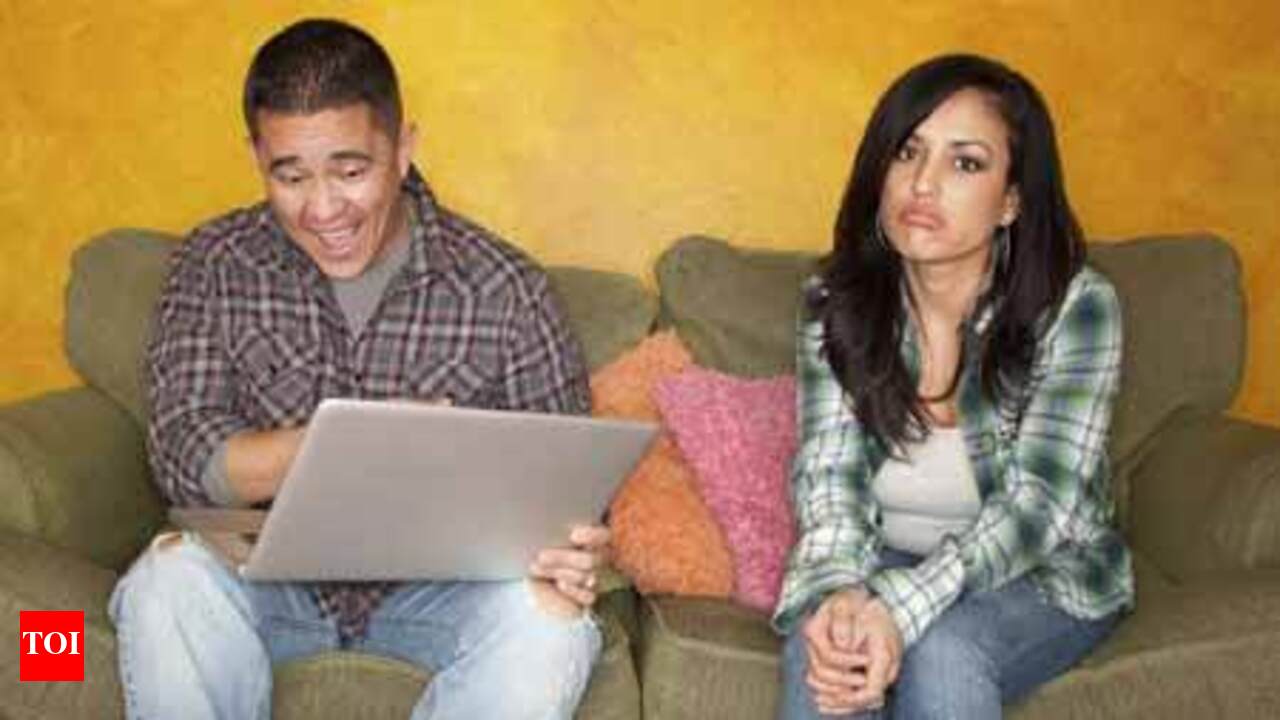 Happy marriage? Ditch the laptop! - Times of India