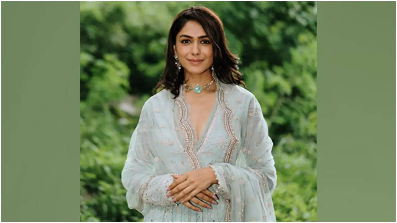 Having matured conversations about sex, lust is key: Mrunal Thakur - Times  of India