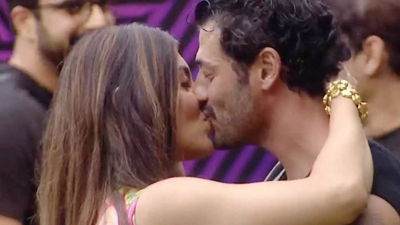 Jad Hadid-Akanksha Puri Kissing Video: Bigg Boss OTT 2: Jad Hadid-Akanksha  Puris passionate lip-lock during a task leaves internet stunned, netizens  say Dono ne bohut shiddat se task complete kiya | TV -