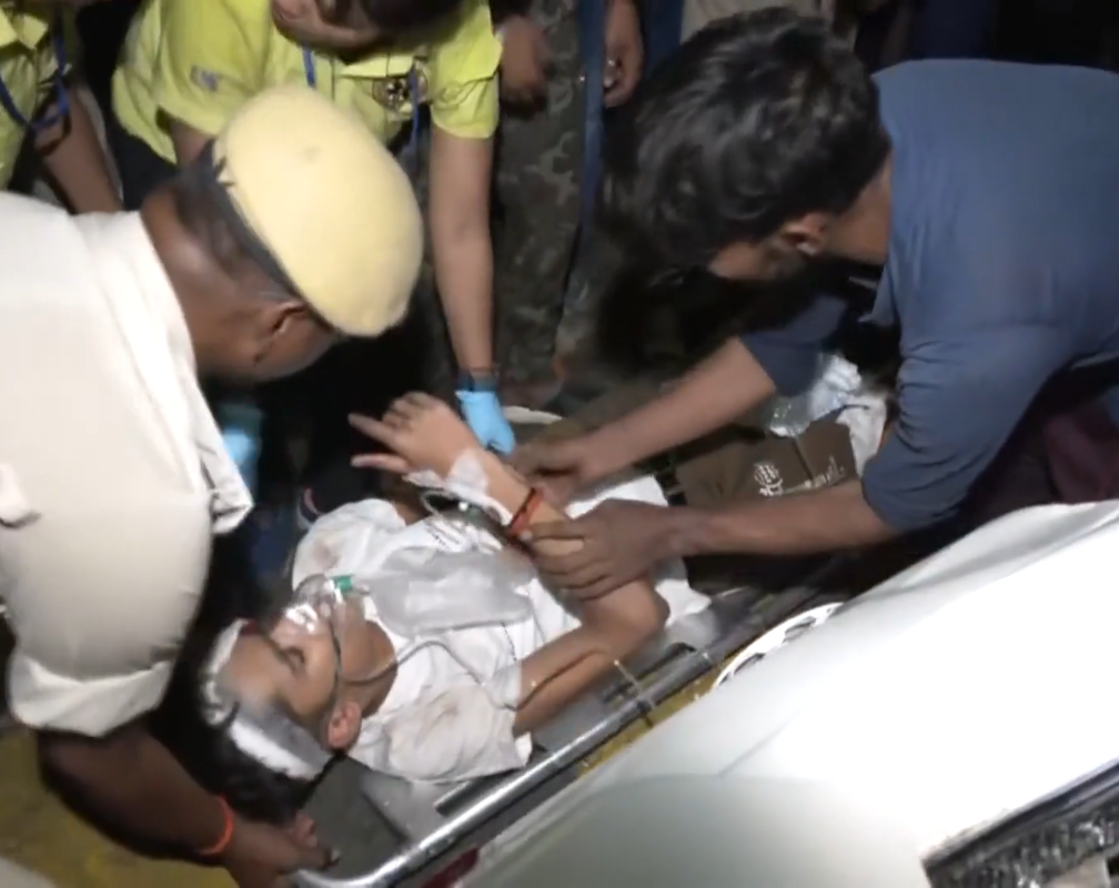 
Bihar: Passengers rescued after two cars collide on Bailey road in Patna
