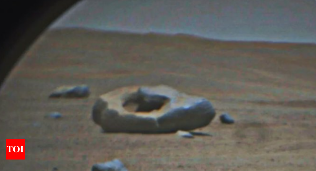 Sebuah batu berbentuk donat yang ditemukan di Mars oleh rover NASA