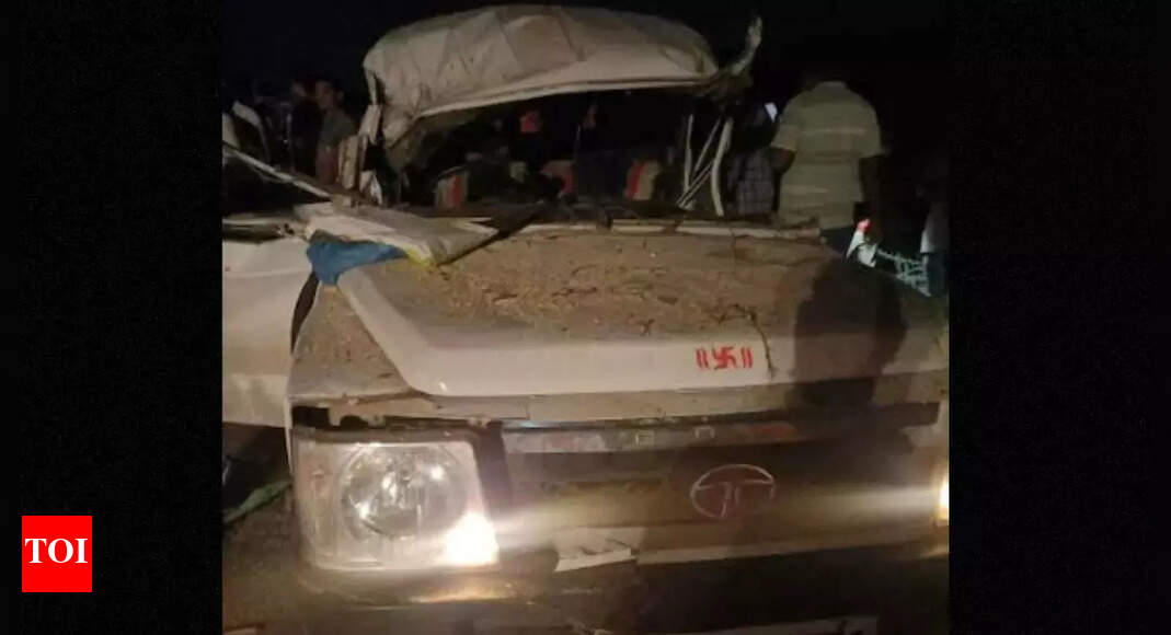 Cop, driver die as tree falls on SUV | Nashik News - Times of India