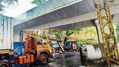 Truck head-butts Vile Parle flyover, traffic is affected but bridge is safe