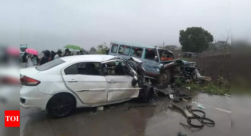 Nashik Four people killed, nine injured in accident near Vani Nashik