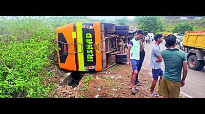 Many hurt as bus on way to PM event in Anuppur overturns
