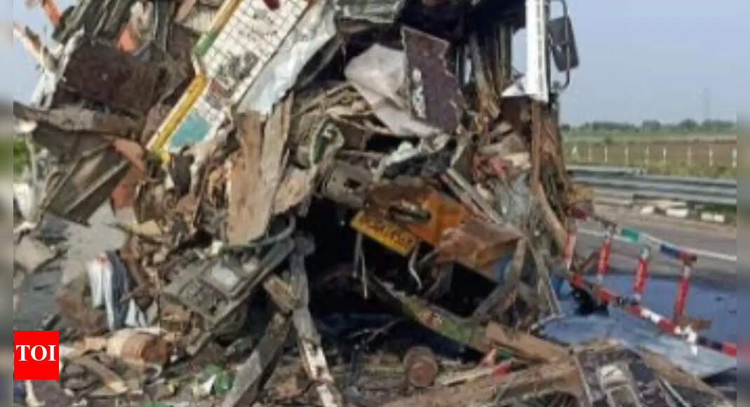 Driver, attendant killed after truck crashes into stationary truck at Bundelkhand Expressway in UP's Jalaun - Vimarsana News