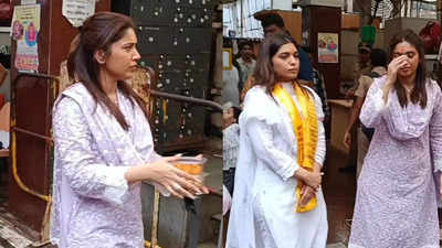 Bhumi Pednekar, sister Samiksha Pednekar seek blessings at Siddhivinayak temple, actress distributes prasaad