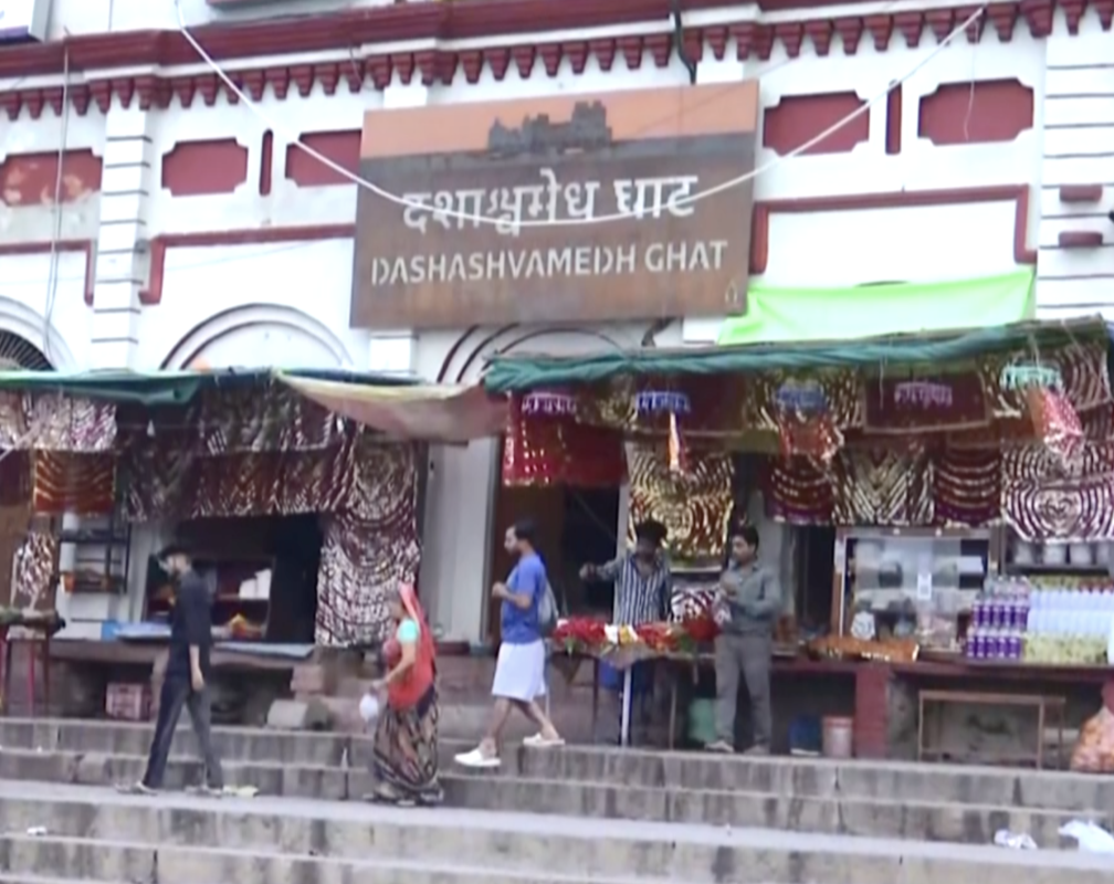 
Sawan 2023: Devotees offers prayers at Kashi Vishwanath Temple
