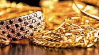 2 staffers of jewellery shop held for theft