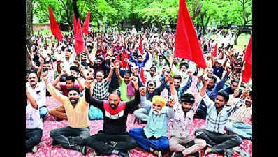 Govt staffers stage dharna over pensions