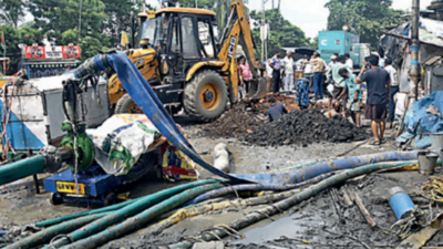 Crack in main pipe hits water supply to Behala