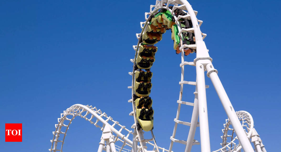 Pengendara menggantung terbalik selama berjam-jam saat roller coaster menggantung di udara