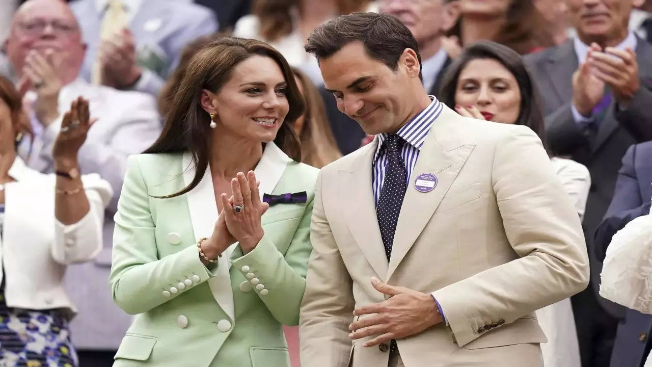 Princess Kate gives Wimbledon champion Roger Federer a lengthy standing  ovation at the All England Club