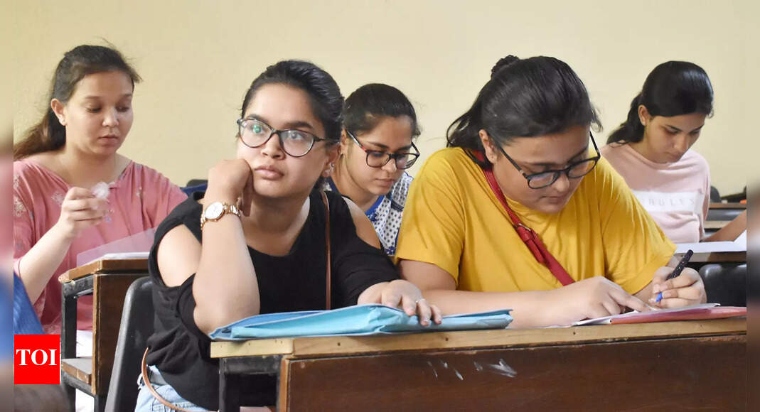 संयुक्त राज्य अमेरिका के प्रोफेसर एलन वुल्फ ने आईआईटी जम्मू के छात्रों को पेटेंट आवेदन प्रक्रिया – टाइम्स ऑफ इंडिया पर शिक्षित किया